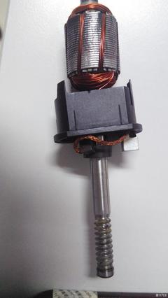 高爾夫6右前車窗放不下來(lái),修復(fù)右前門升窗電機(jī)。